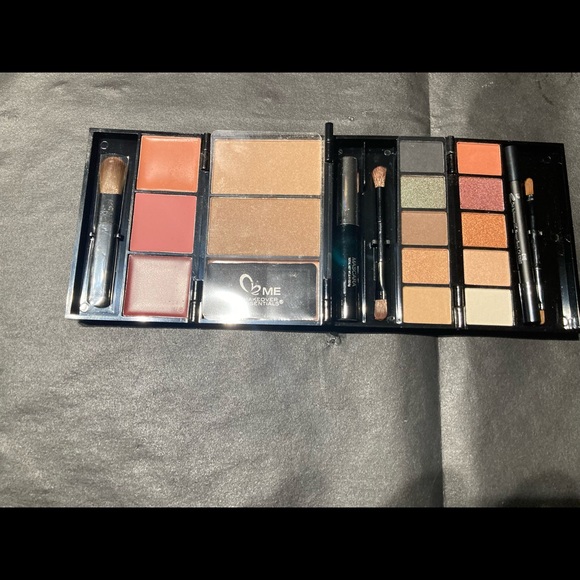 Makeover essentials bundle - Picture 14 of 14